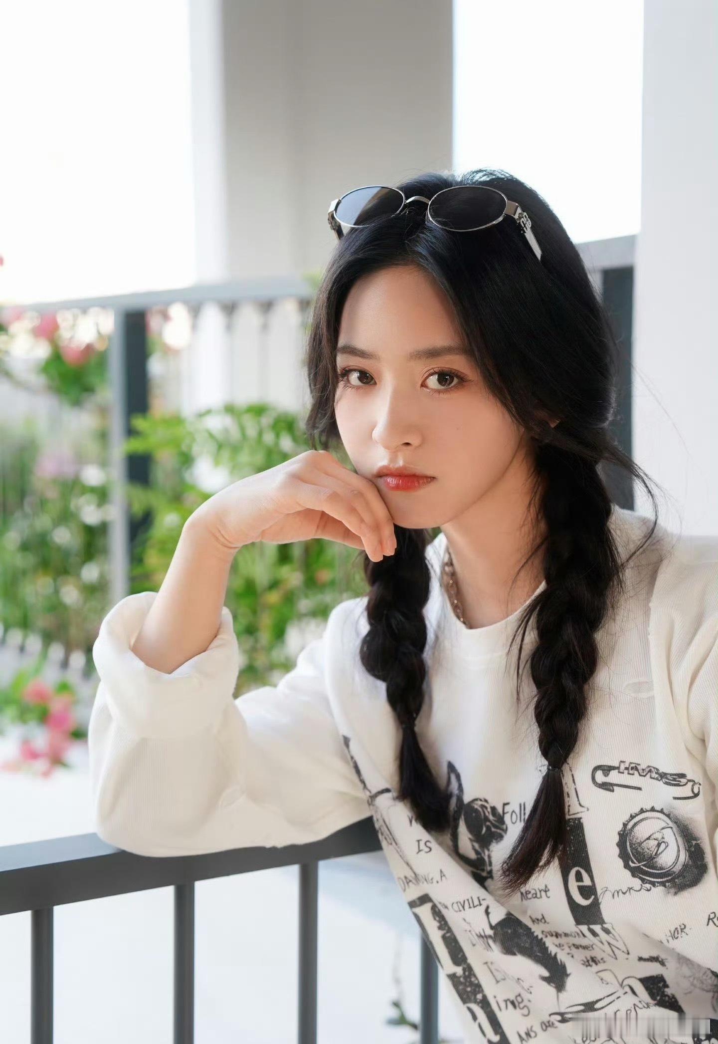 沈月 被这一幕戳中啦！喊小朋友吃烤肠的月月也太可爱了～沈月喊村里小朋友去客栈吃烤