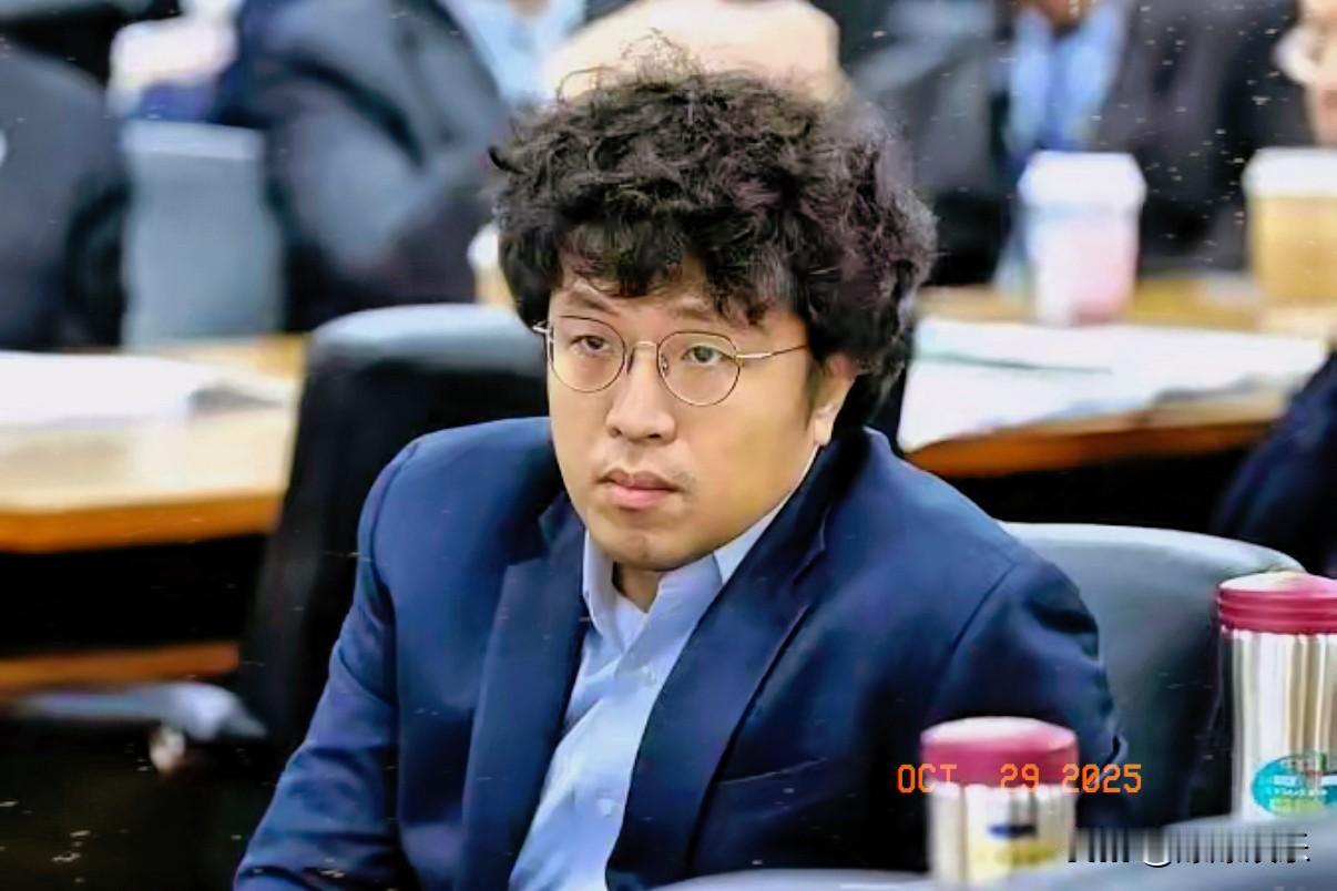 台独分子沈伯洋嘴硬背后：
家族利益受损还装硬气，真当大家看不穿？

最近“台独”