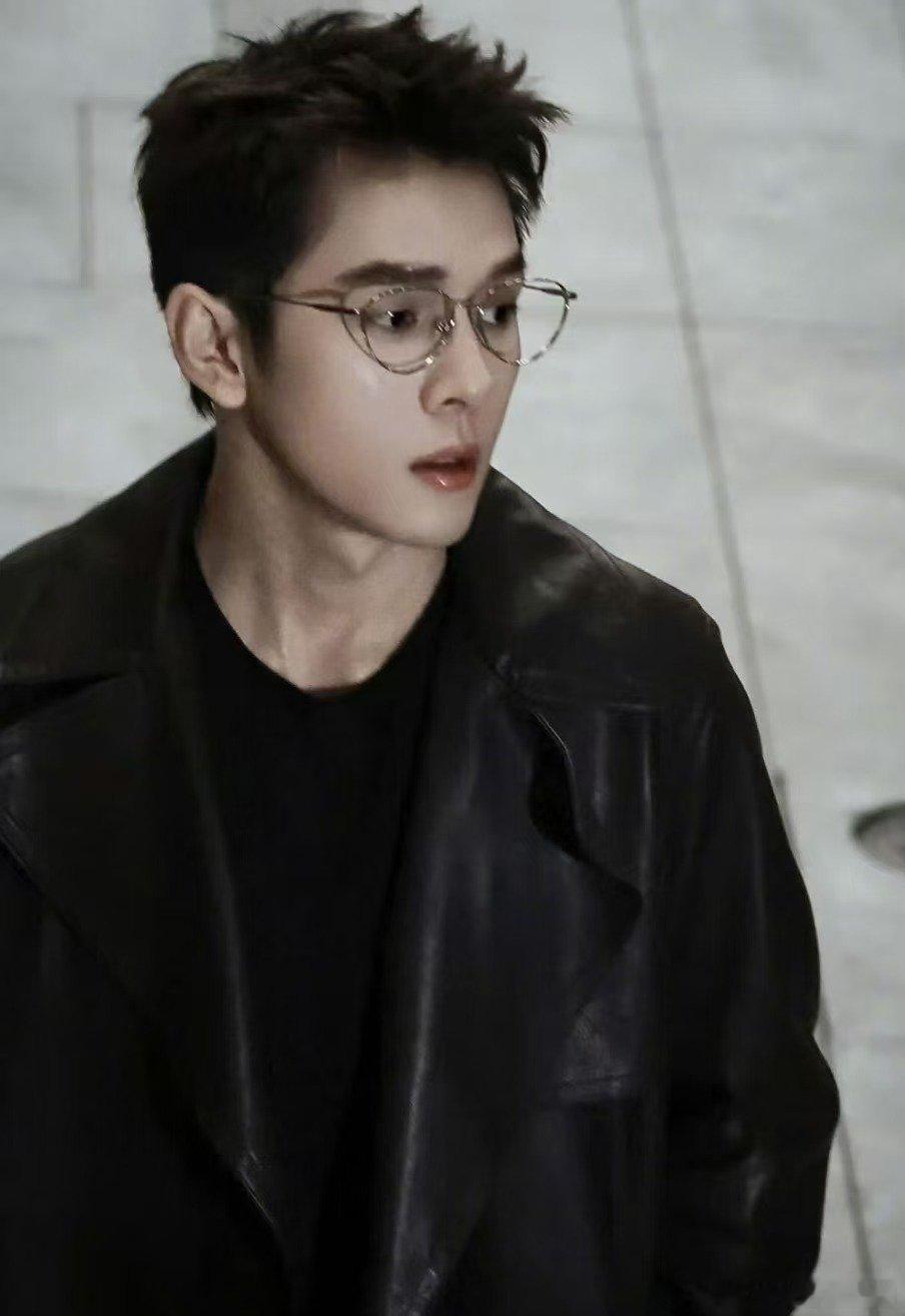 李佳琦演我嗑龙麦谁被龙麦甜晕！宋威龙赵今麦新年互动，李佳琦疯狂嗑糖太真实 