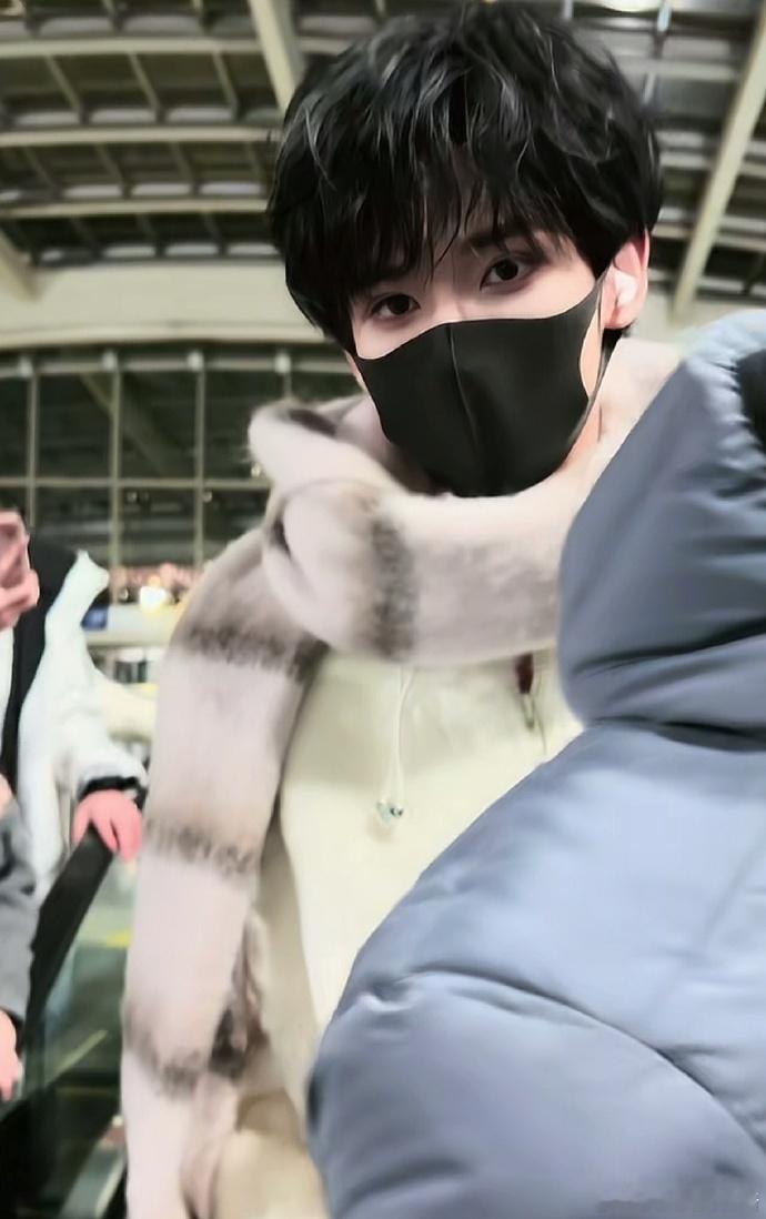 笑得不行！余宇涵直播时，粉丝让他帮忙找工作，他竟然说：“峰峻先别来了，一个人得干