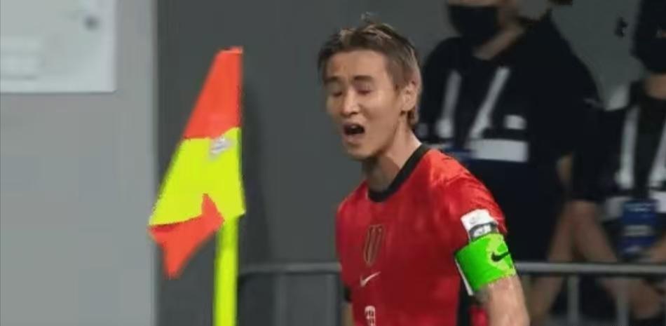 中足联会不会追加韦世豪处罚？昨天蓉城与重庆铜梁龙比赛中，韦世豪又不冷静了！但裁判