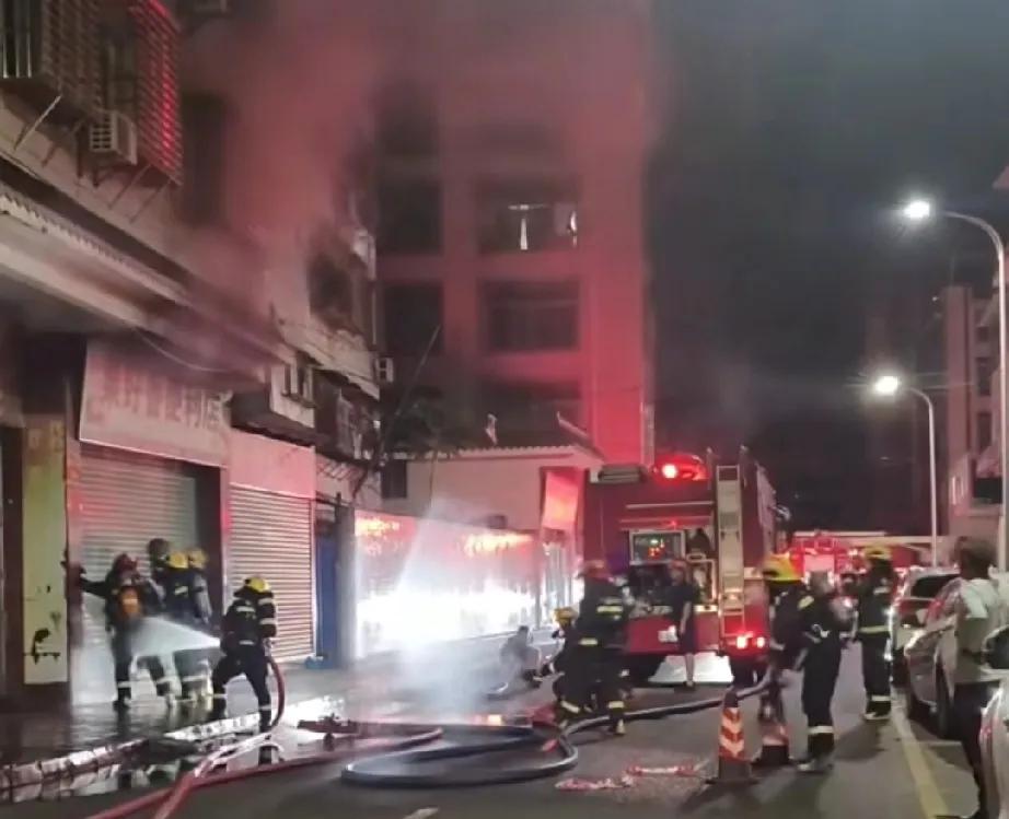 5月14日凌晨，广东梅州兴宁中山东路步行街附近，一家店铺突发火灾，打破了夜的宁静