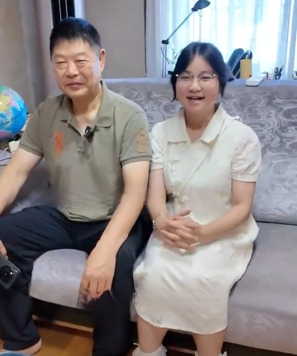 近日，浙江台州一段跨越16年的缘分，看哭了无数网友。

一位女孩拿着北大录取通知