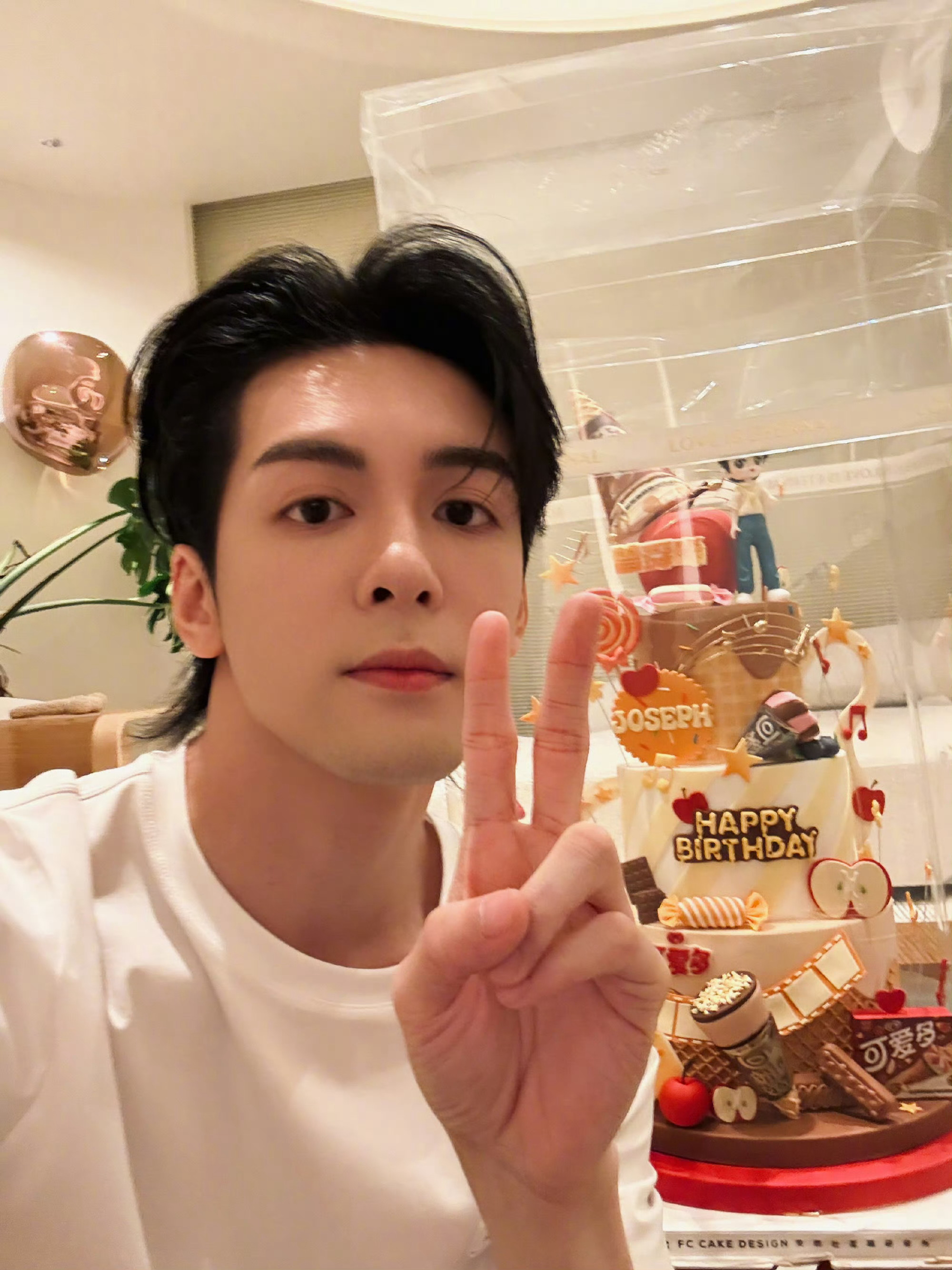 曾舜晞庆生plog曾舜晞晒生日蛋糕 曾舜晞发博分享六宫格庆生plog，生日快乐新