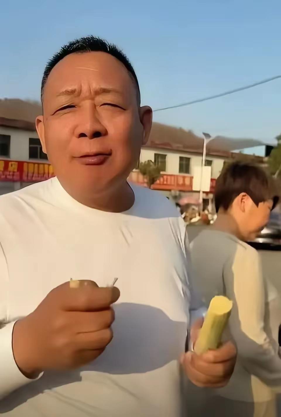 这是一个非常温暖且发人深省的故事，讲述了中国著名零售企业“胖东来”创始人于东来退