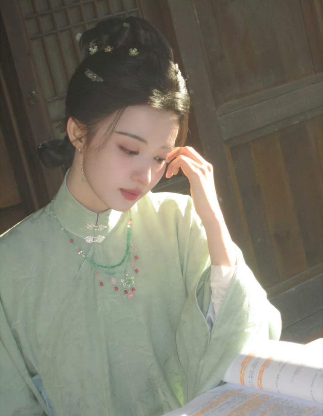 王楚然美丽的魏大夫你来啦 魏大夫给我把把脉