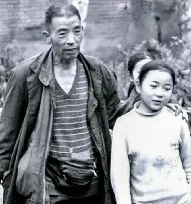武汉街头的摆摊老汉捡到2个女婴，长大后的女儿们成了博士和军医。谁料，亲生父母却找