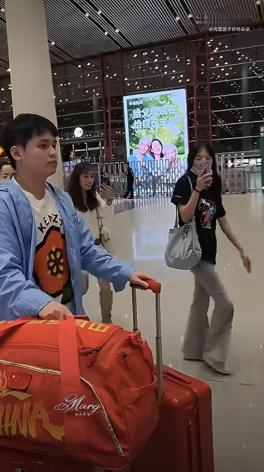 国乒小将们出征萨格勒布[加油]！
今天上午八点多，国乒林诗栋、蒯曼、温瑞博、陈熠