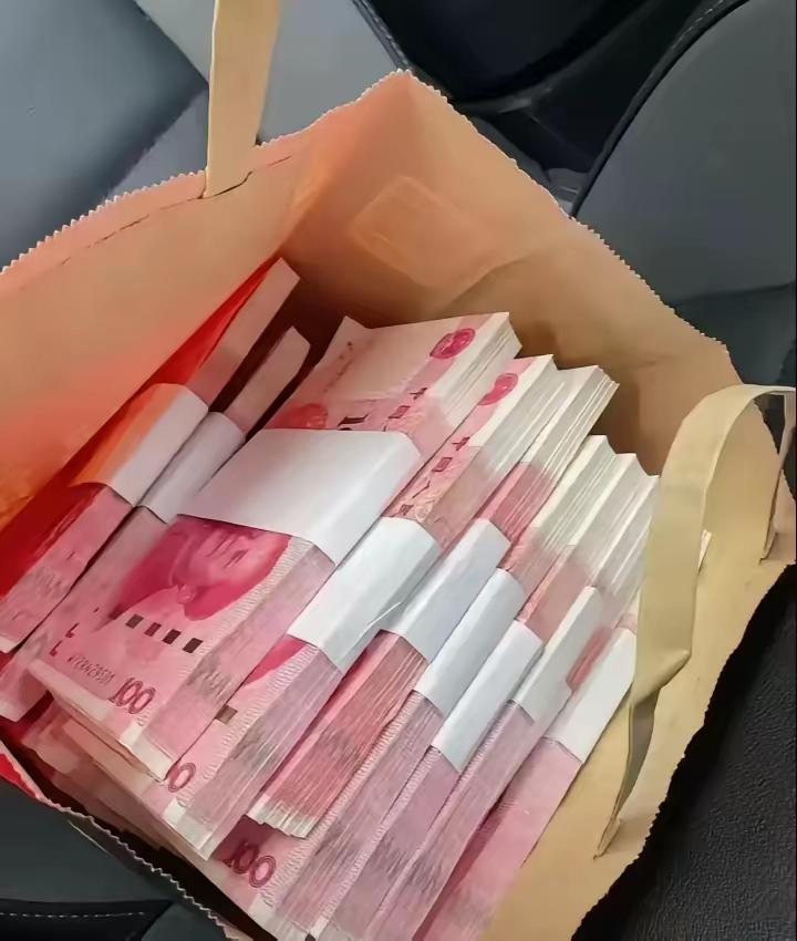 存钱其实明白一个道理就行：
商场的门每天都开，
多你一个顾客少你一个顾客对他影响