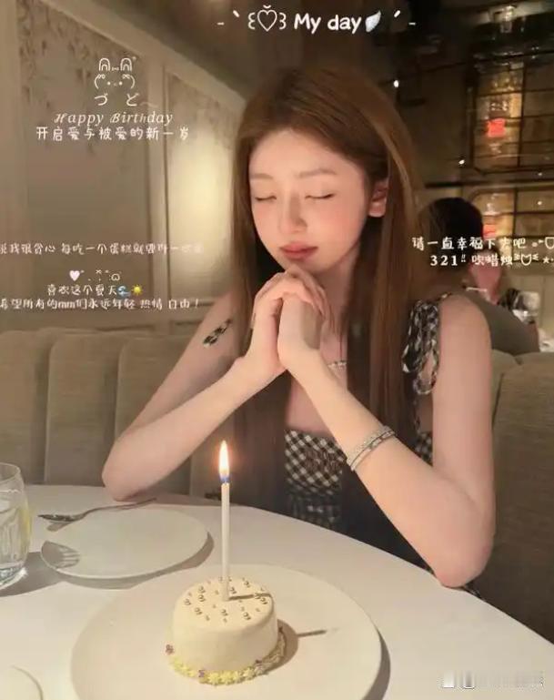 王思聪女友懒懒晒香奈儿艺术藏品晚宴小包，近十三万，真大方 ​​​