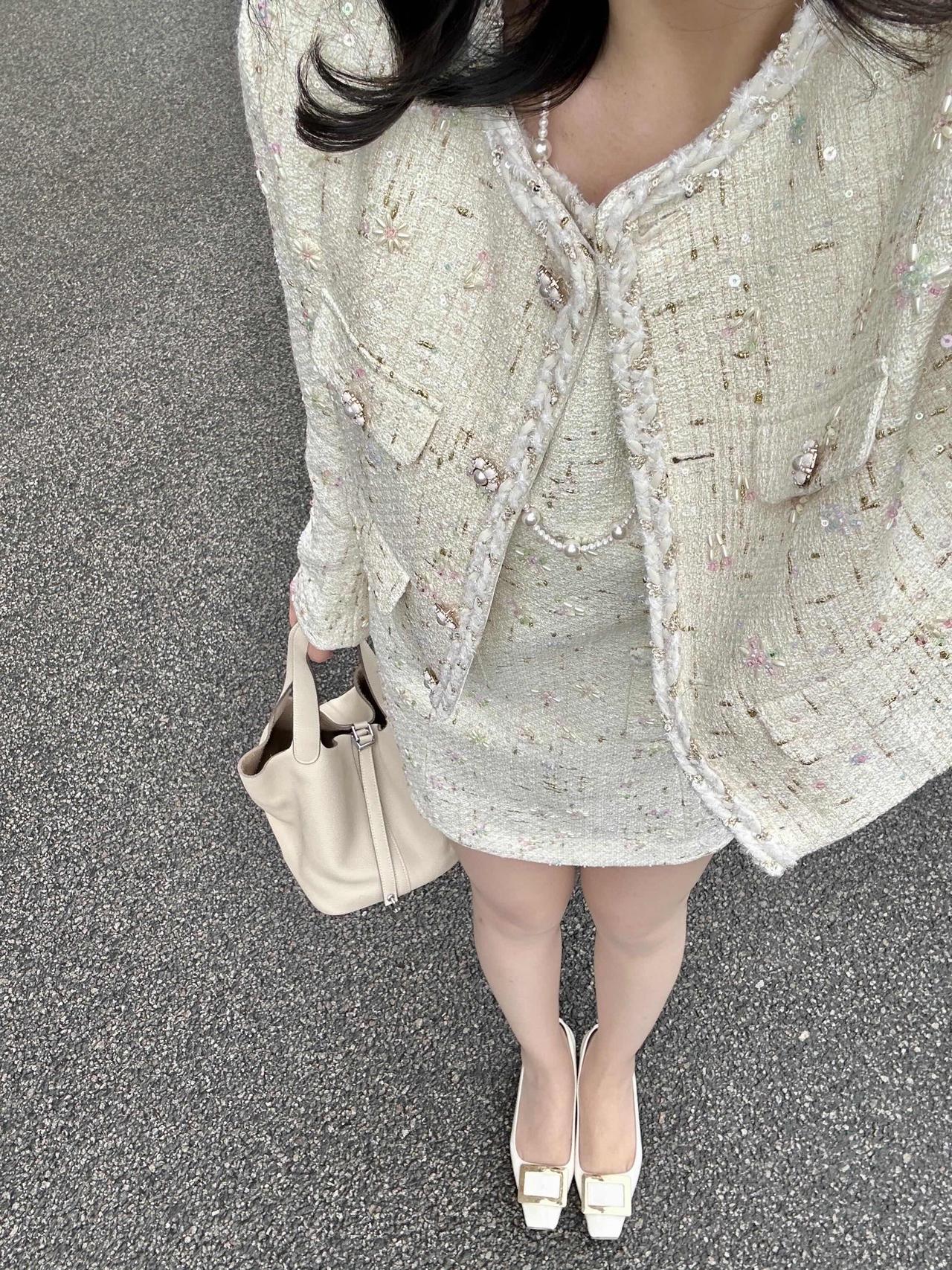 早春穿搭的氛围感密码找到了！奶fufu的粗花呢套装，自带温柔滤镜，不管是通勤还是