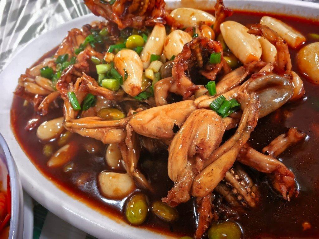 就在浦东迪士尼的旁边，藏着的一家老饭店环境就非常一般，但这白切肠头，绝了 