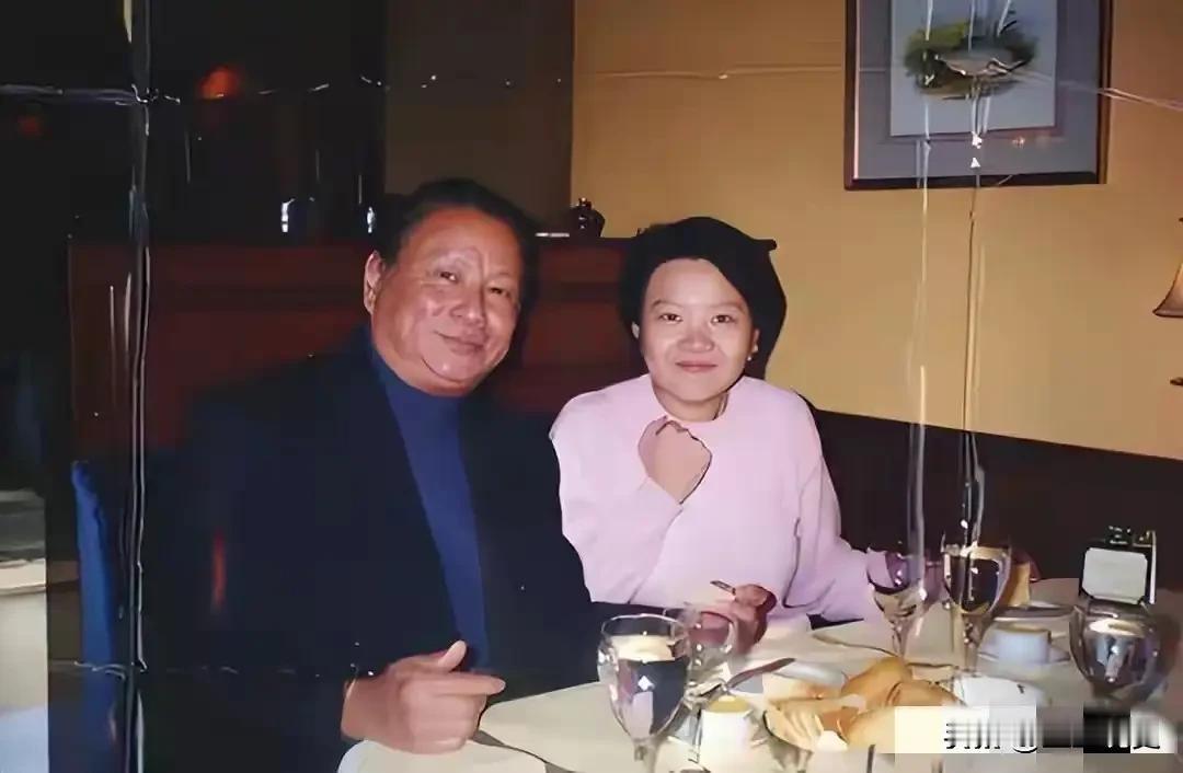 1995年，在香港雅致餐厅里，34岁的洪晃和63岁的父亲洪君彦留下了珍贵合影。照