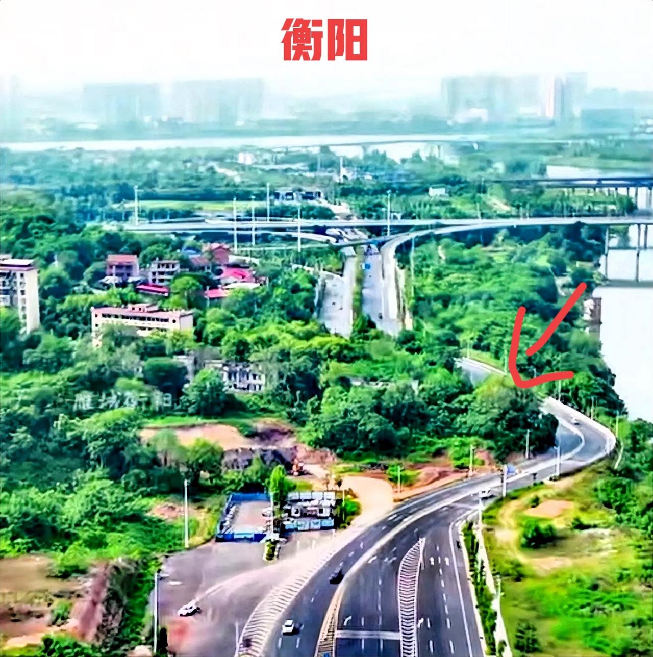 衡阳的这条路修得实在有点可惜了，好好的一条直路，却偏偏修成了一条弯路。这个样子不