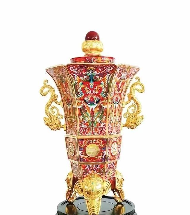 1951 年，47 岁 林徽因 和丈夫逛古文化市场时，盯着一只花瓶看了几秒钟。那