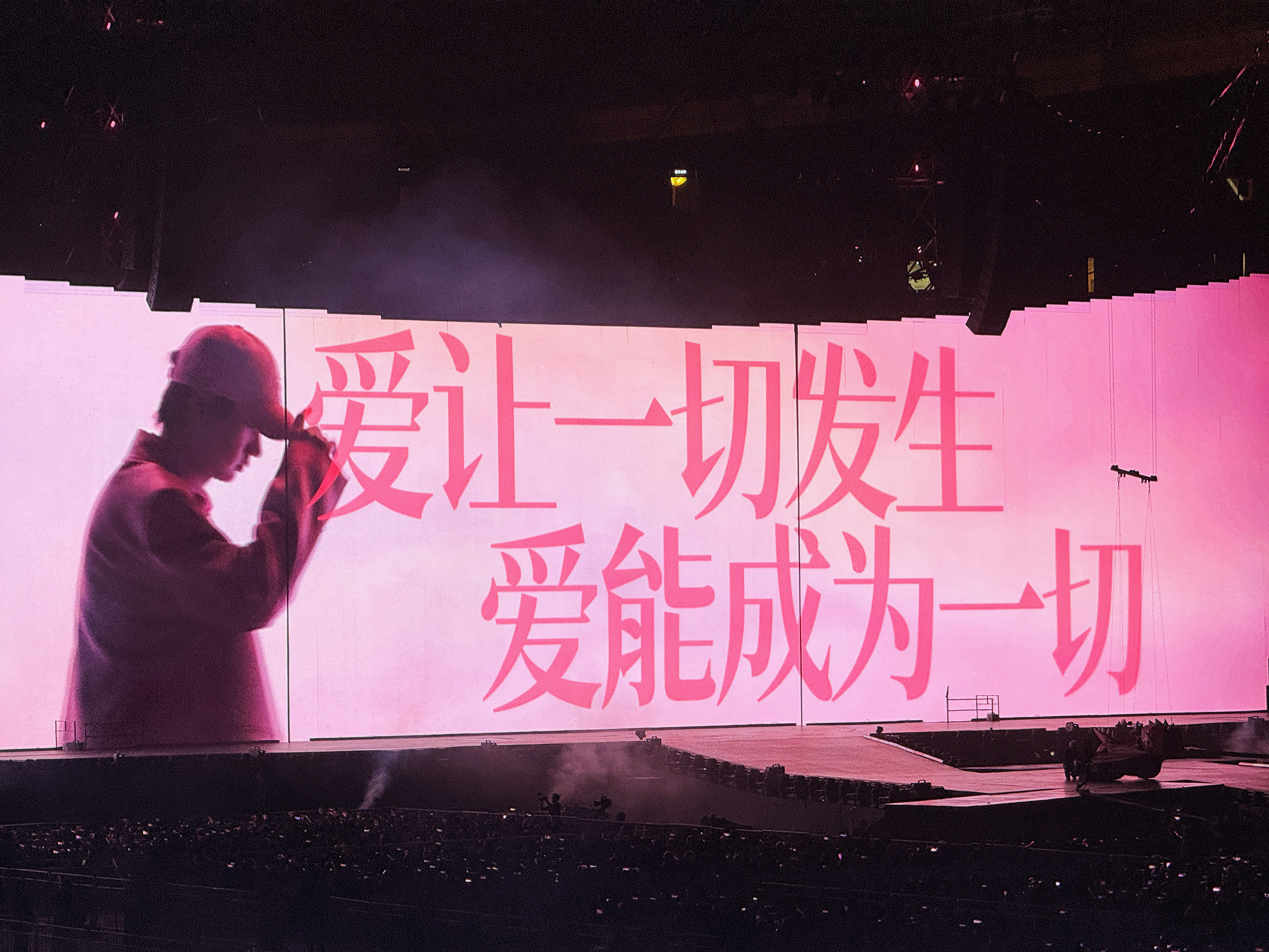 汪苏泷后台回应粉丝热情期待下次还来北京呀 在罗曼城玩得很开心~是很诚恳的歌手 业