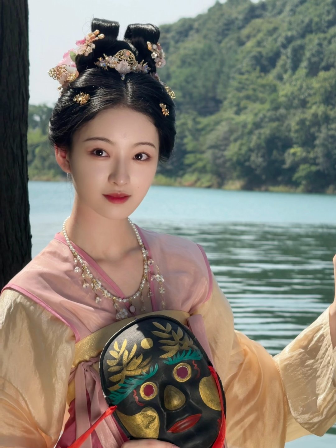 杨舒伊中戏没毕业前就演莫离女二杨舒伊中戏毕业前第一部戏是莫离还未走出中戏校园就拿