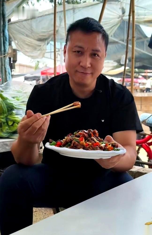 一个月捞300万的网红海哥，手下徒弟，一天就能进账3000。
全网的黑粉都熬红了