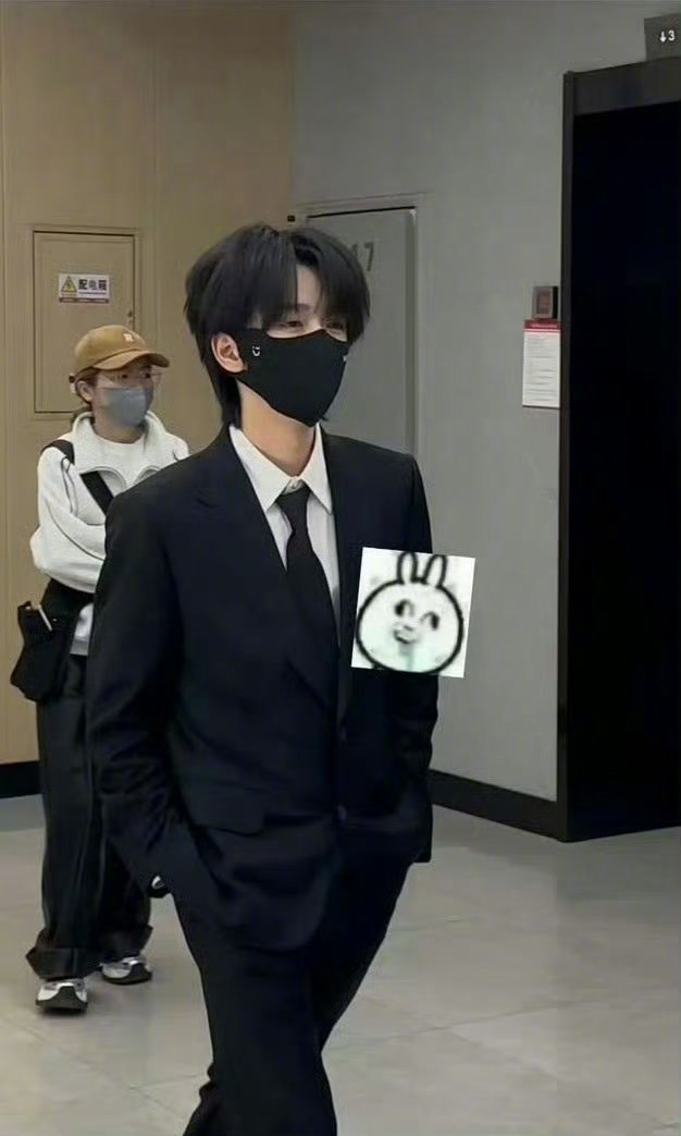 贺峻霖答辩时间过得好快🥹我们小贺哥哥都要本科毕业了今天回学校答辩啦！一身西装好