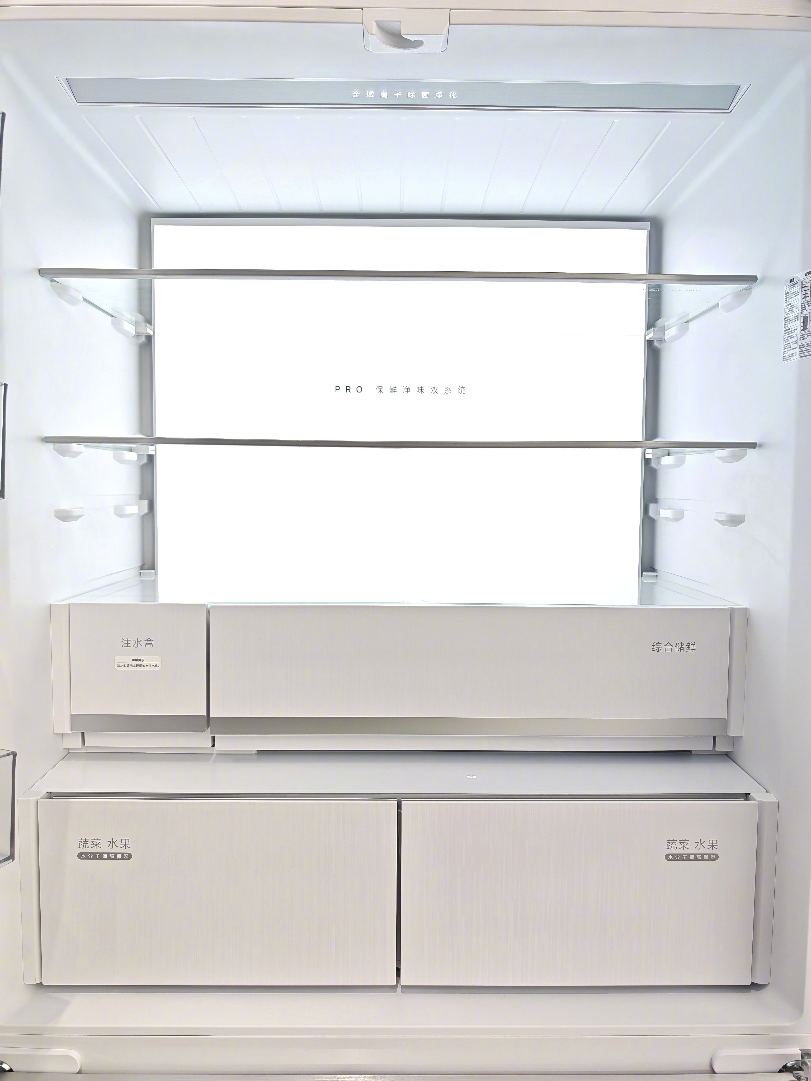 车库的冰箱马上用两年了，给同事们换个新的，这次选了米家冰箱PRO。纯白色，干干净