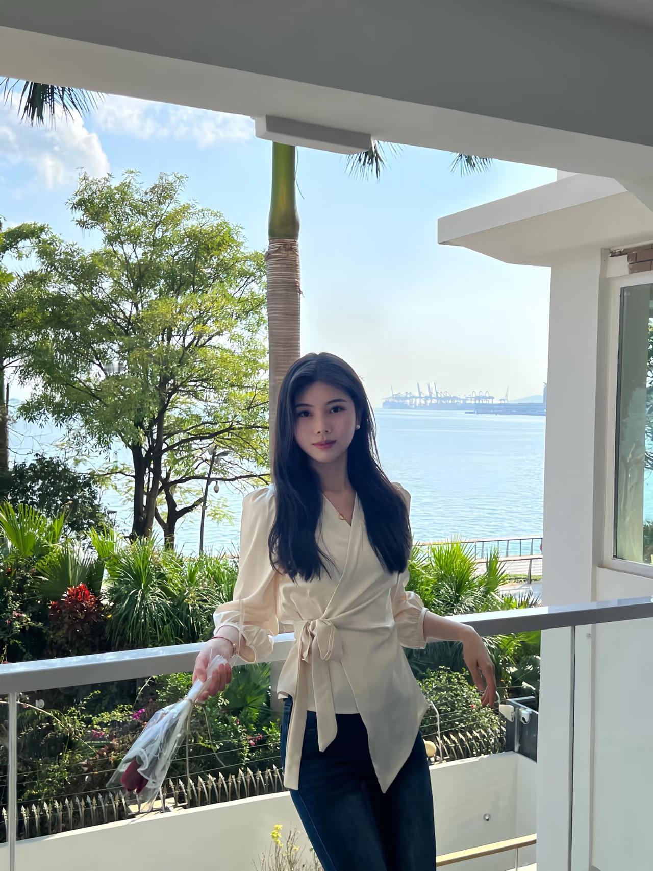 八声甘州·行迹随春

作者Ⅰ朱珠
 
趁晴光漫踏水云乡，一路揽清柔。
看露台依海