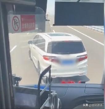 男子“路怒症”发作，持续别车近三十分钟。5月13日，有网友发布视频称，从深圳龙岗