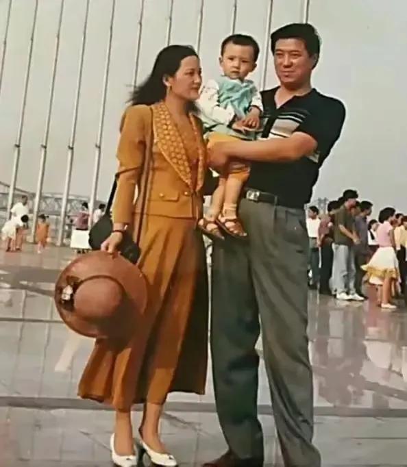 终于知道为什么黄景瑜长这么大个子了。
父母个子都很高，一看就是典型的东北人。
虽