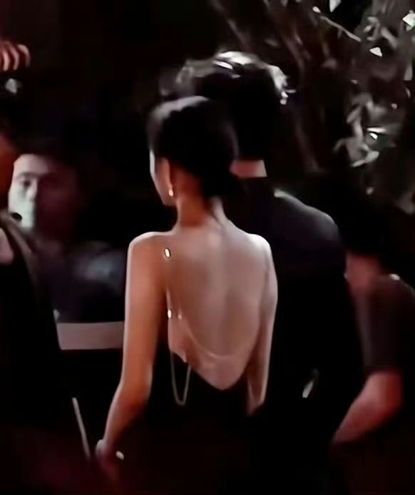 关晓彤背链真是美死了 