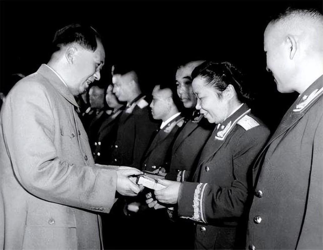 放眼现在的职场，要是本来该属于你的大晋升被莫名其妙降了一级，估计绝大多数人都要拍
