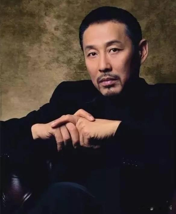 陈道明说：
“人这辈子，最危险的两个敌人，一个是自己的嘴，一个是身边的熟人。
