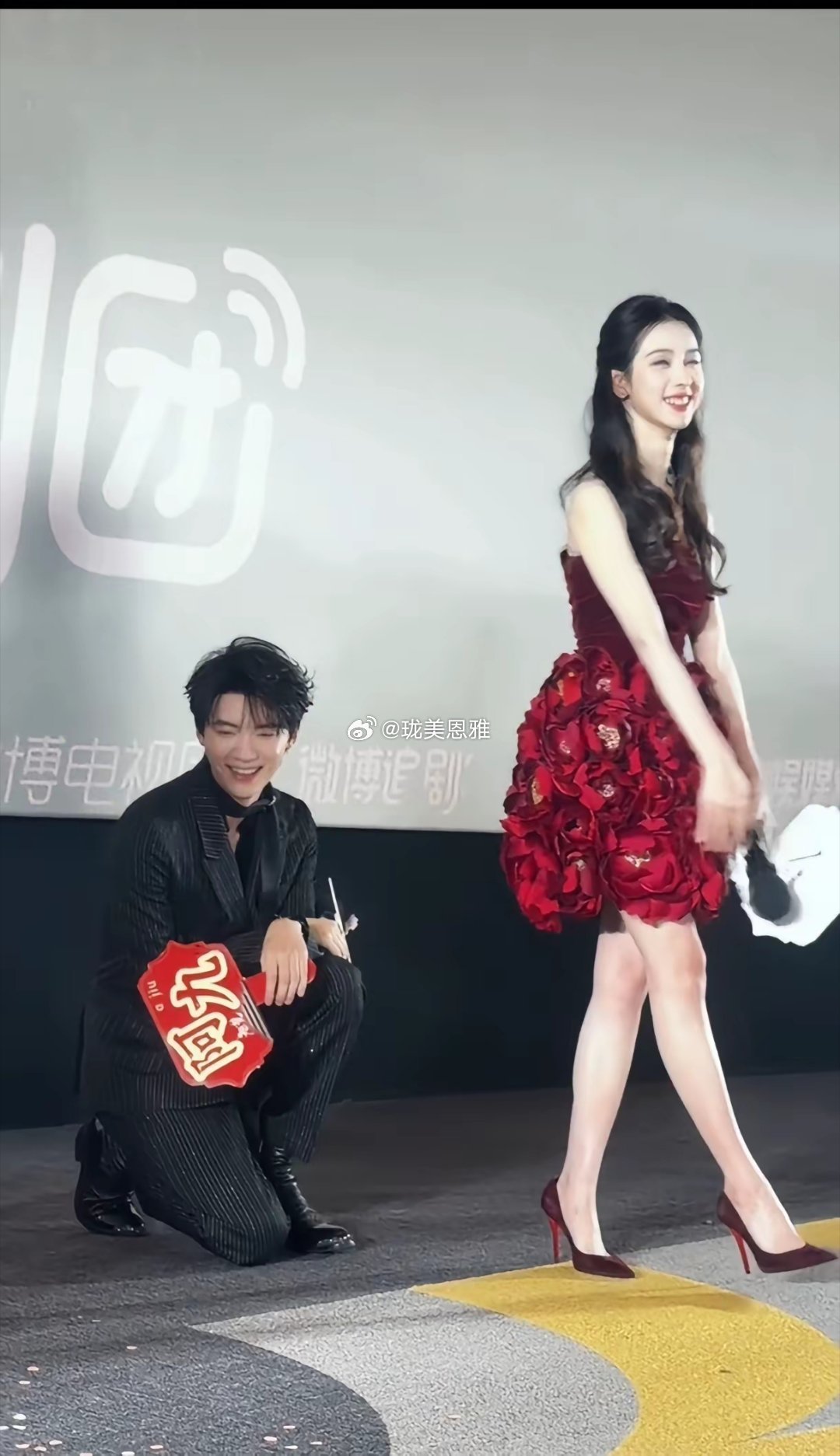 陈都灵活动现场脚踩红色高跟鞋好顶啊，怦然心动！ 