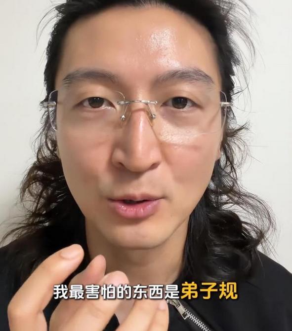 畸形的爱！35岁百万粉丝博主“草料哥”求助，自曝因母亲管束导致焦虑躯体化。

草