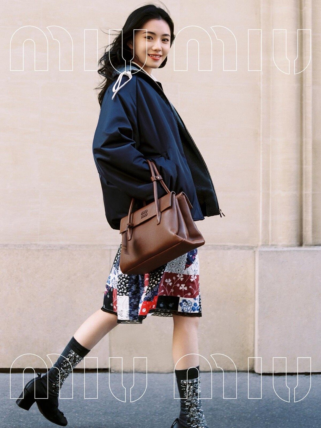 刘浩存 × Miu Miu演绎全新 Solitaire 手袋，俏皮有型，自信舒展