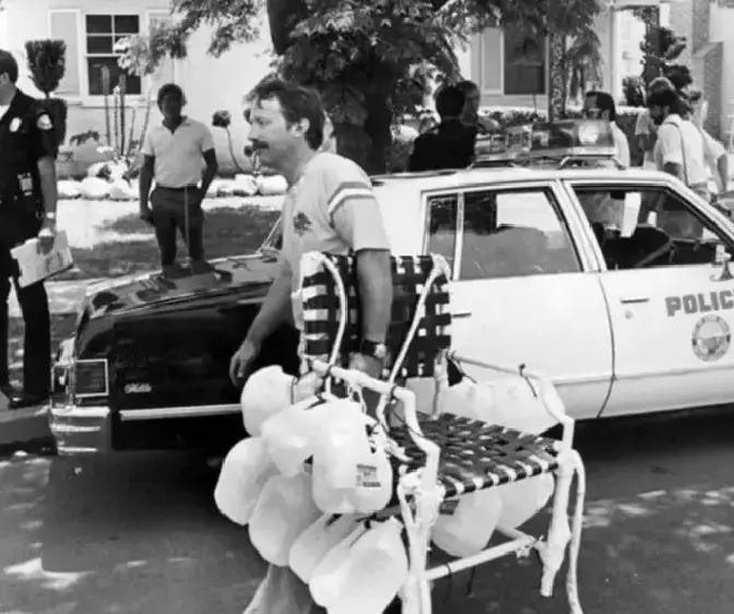 果不其然。
 
美国方面当年突然宣布了对1982年“草坪椅飞行”事件的罚款与调查