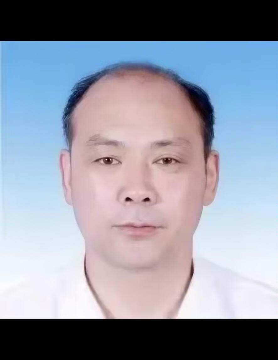 靴子落地！西安的王玉红被查了。
王玉红这个人挺不简单的，他出生于1972年10月