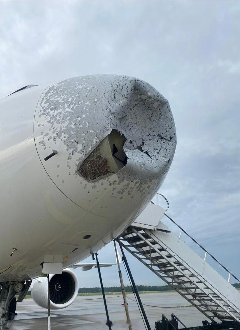 近日，一架A320neo在爬升过程中试图避开活跃雷暴时绕飞又意外遭遇了冰雹风暴，