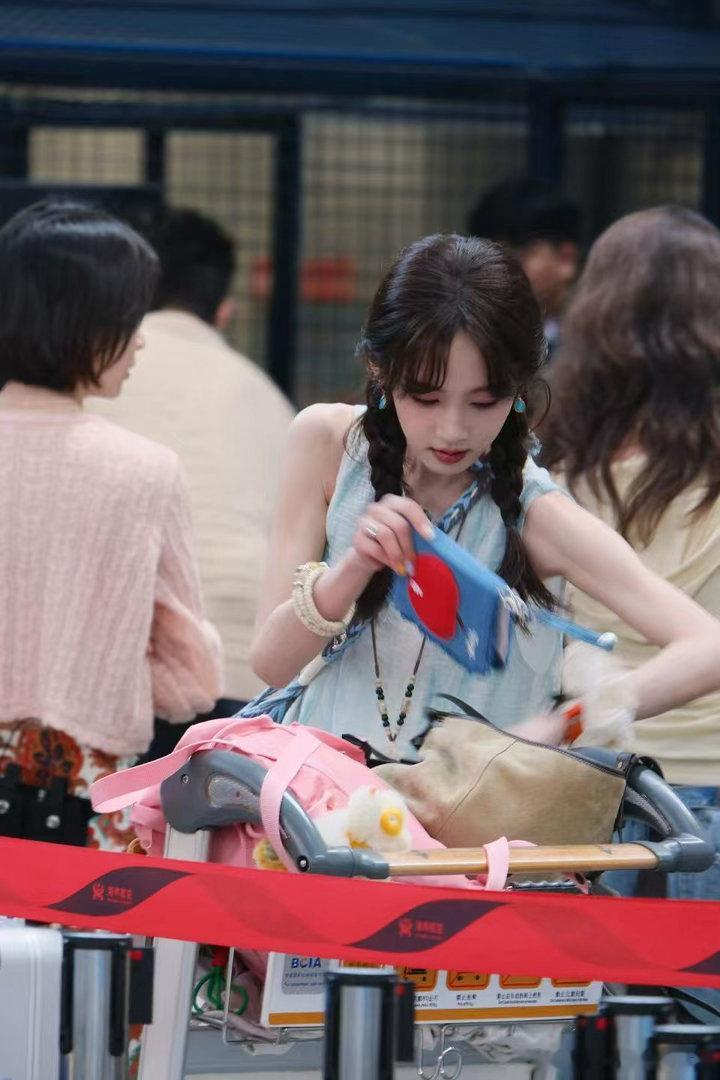 花少小妹王可肌肉线条花少小妹王可体脂率感觉好低王可手臂肌肉线条氛围感拉满，超低体