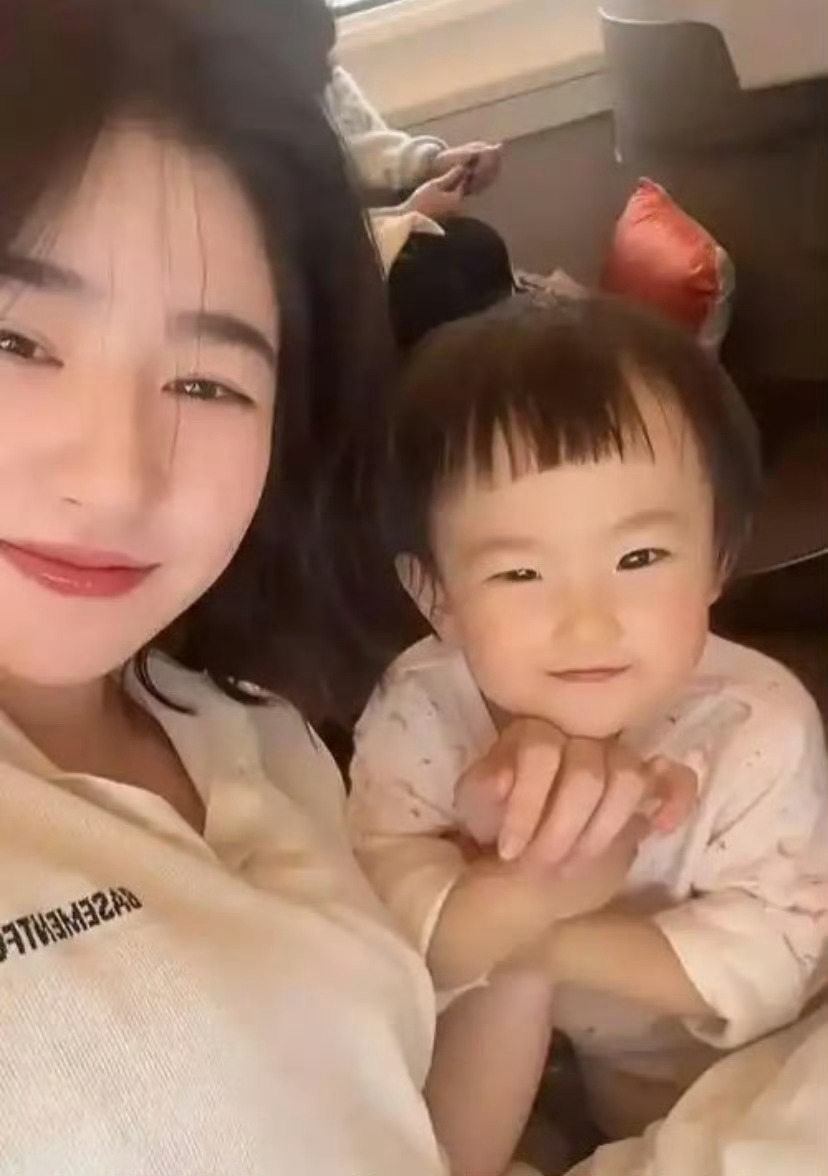 黄一鸣曝闪闪要回来了黄一鸣透露女儿闪闪即将回到自己身边，称过几天就可以看到她了。