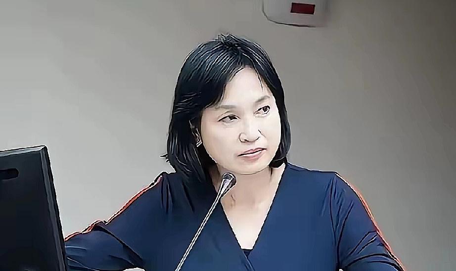 国民党不分区名单
排第二的柯志恩，
这次又栽跟头了！她居然跑去给