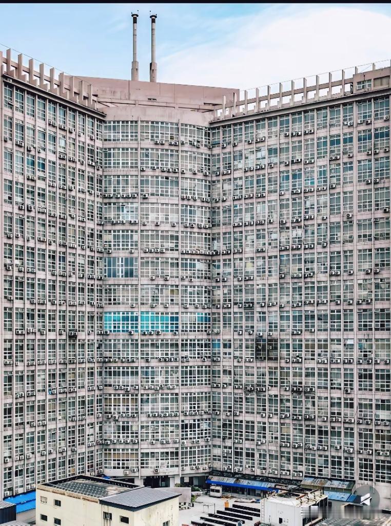 整栋楼密密麻麻挂满空调外机，视觉压迫感拉满，强迫症看完浑身不适

郑州网红建筑 