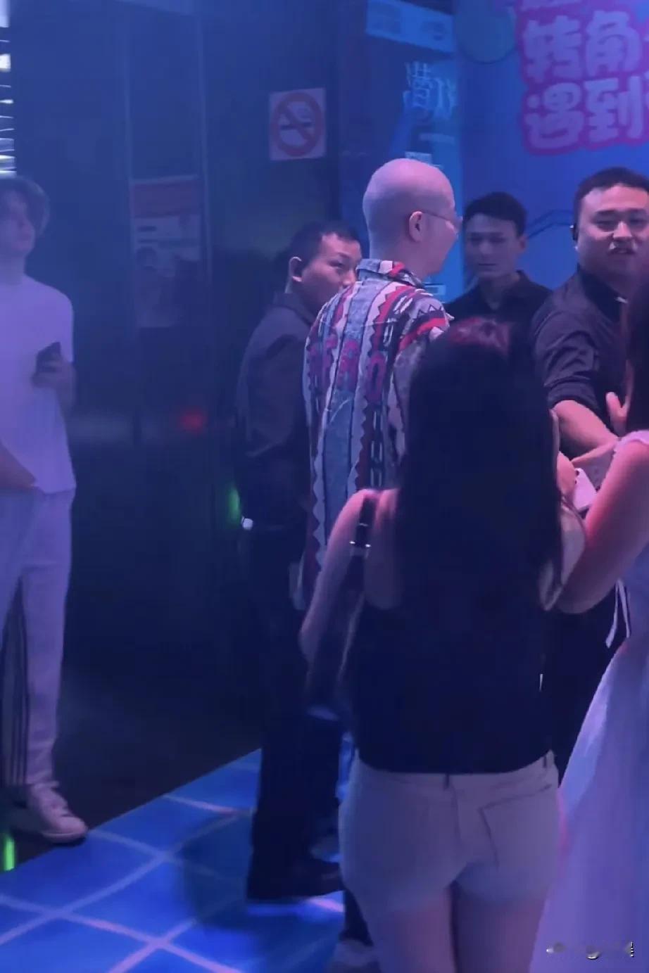 李诞灯光下聚会，气氛热闹。