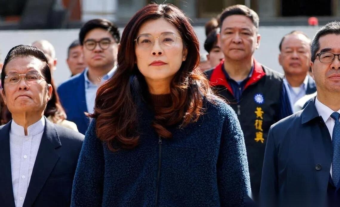 松山机场涌进大批抗议者闹事，近百警力出动维安！很多人以为台独势力声势浩大。错了！