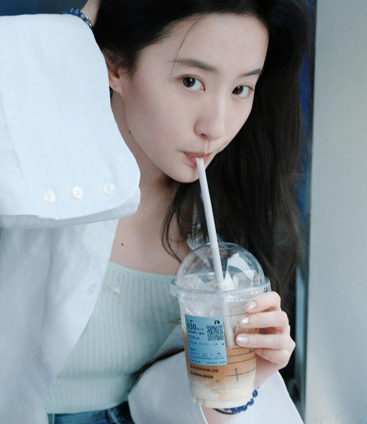 红豆姐姐好久出来阿？
这次回古墓有点久了[流泪]
刘亦菲许红豆 ​​​
