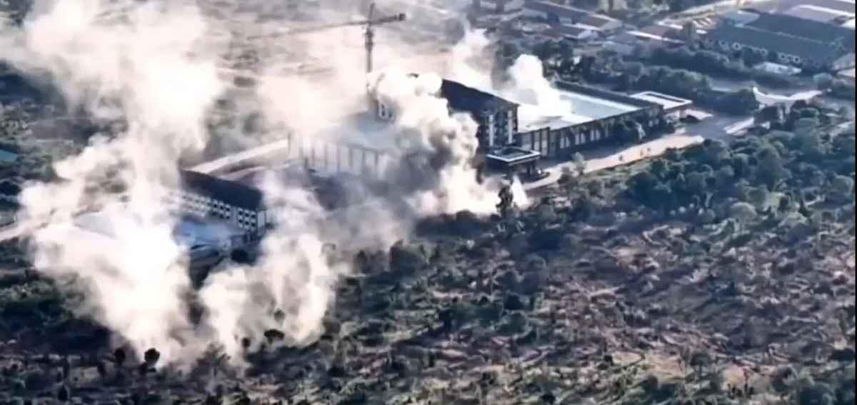 塔吊还在工地上立着，新楼就被炸成了废墟。
泰国军队开着坦克，直接把柬埔寨边境一座