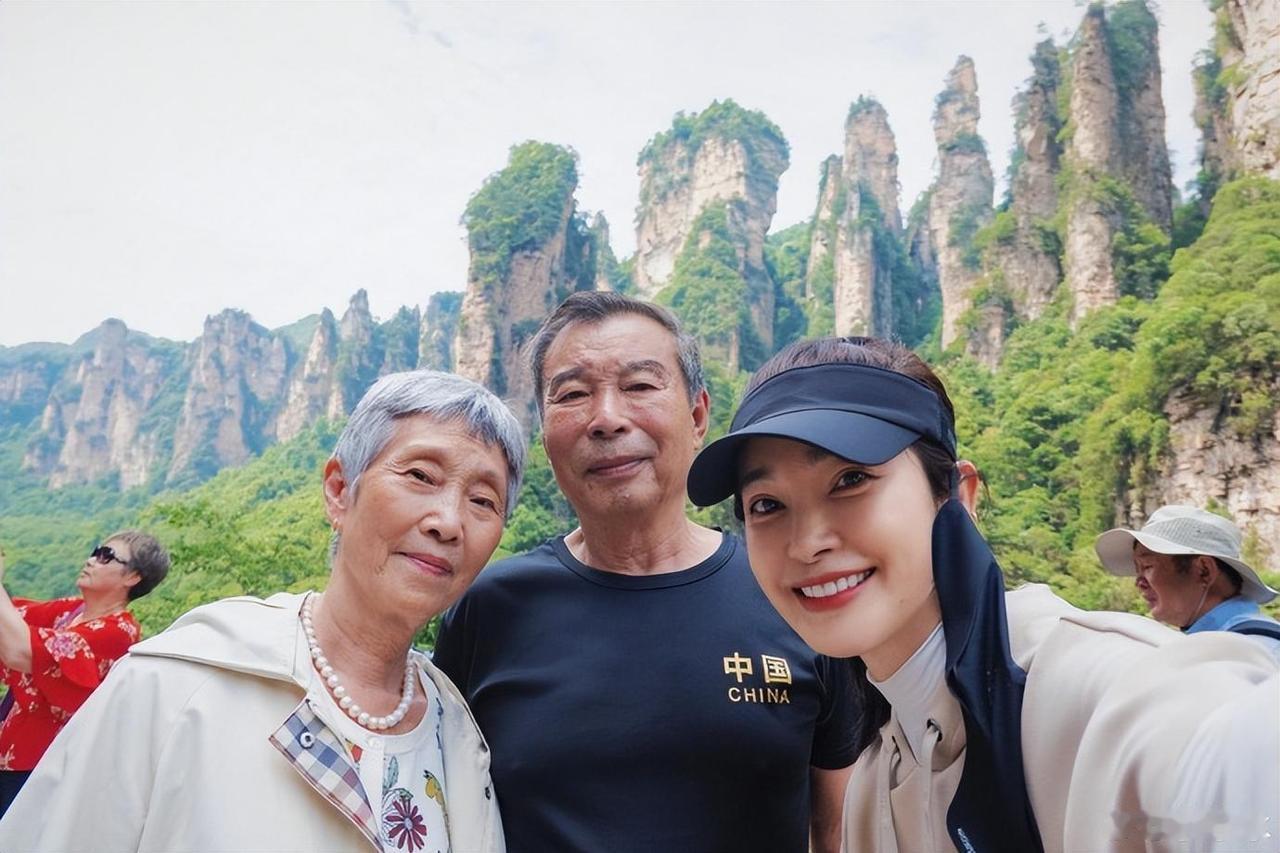 51岁李冰冰带近八旬父母游张家界！她穿卫衣配高马尾颜值超冻龄，二老一头白发精神抖