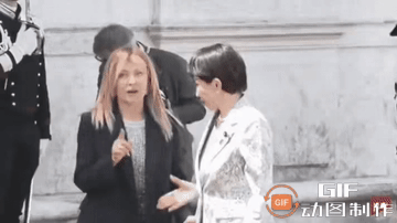 我们握个手好嘛，摄影师等着拍照呢[如花]……

不，不好，我不想沾边[翻白眼]…