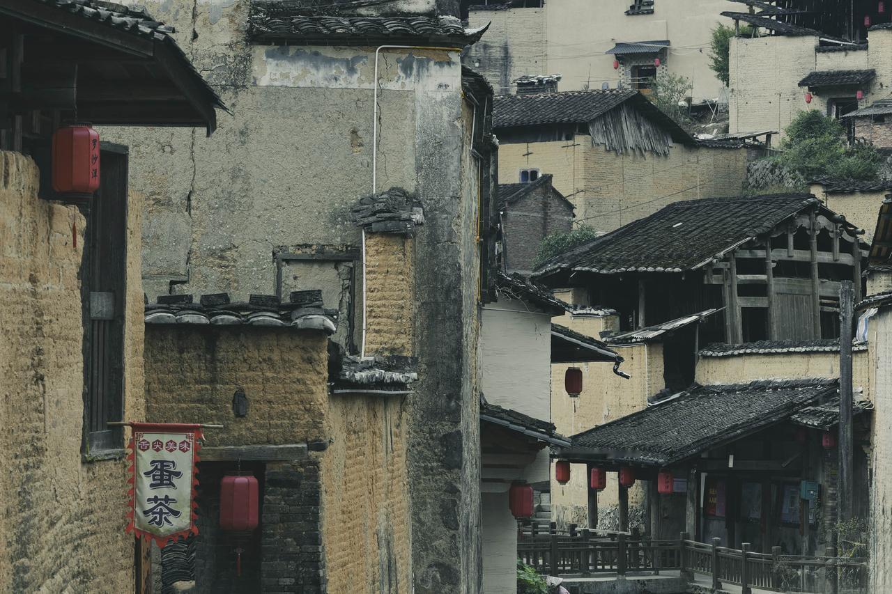 摄影的后期，已经进入了“对话”时代。

这张柿子古建，我没有动用复杂的工具，而是