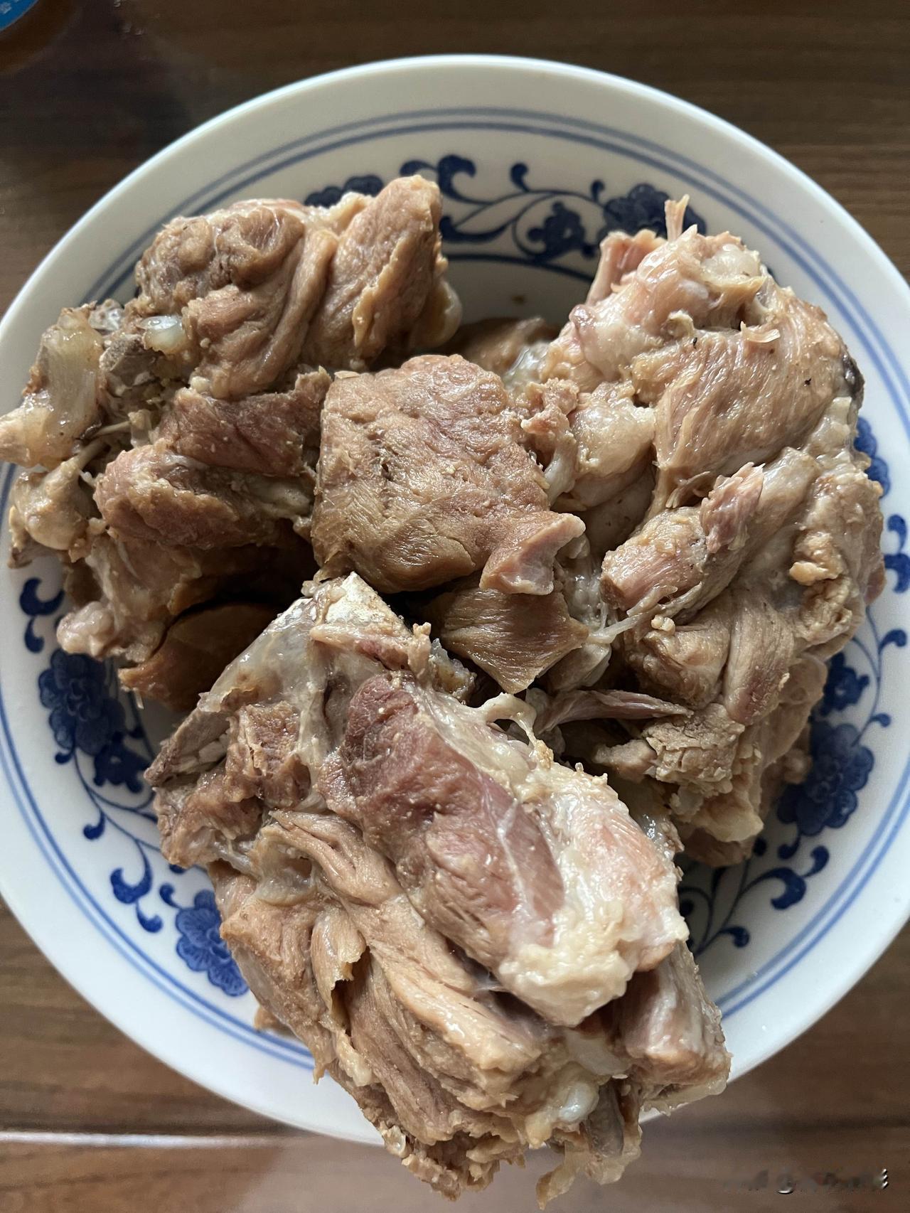 好友们晚上好！夏安吉祥，晚餐香香！今天的晚餐：
蒜汁梅花骨
素炒油菜
窝头玉米