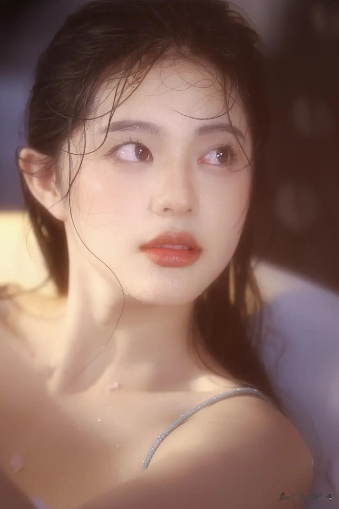 温柔似水的少女，湿漉漉的发丝，宛如雨后的清新。