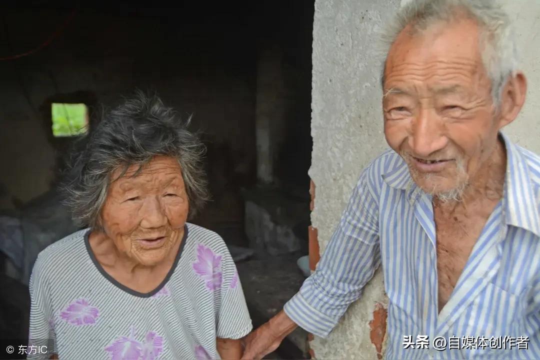 河南平顶山，九旬老人蹒跚探妻的画面，看哭了无数人。这一幕里，藏着婚姻最动人的模样